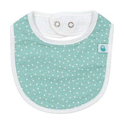 Babete estrelas brancas com fundo verde, em tecido 100% algodão com forro em turco impermeável de cor branco. De formato retangular, aperta atrás no pescoço, com molas de pressão em duas medidas, para se adaptar a diferentes níveis de conforto e ao tamanho do bebé. Lavável à máquina. Vista de frente sobre fundo branco.