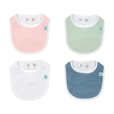 Babete musselina com forro em turco impermeável, ideal para manter o bebé limpinho durante as mamadas, as babas dos primeiros dentinhos, as primeiras papas ou o biberão. Super prática! As quatro cores (rosa, verde, azul inglês e branco), vistas de frente sobre fundo branco.