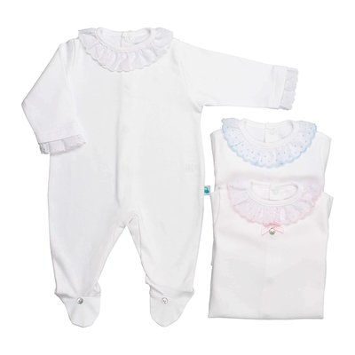 Conjunto de três babygrows em tecido de algodão branco.