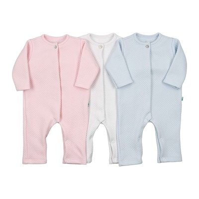 Três variações do babygrow piquet em favo sem pés para bebé com manga comprida e molas de pressão à toda frente e no entre-pernas.