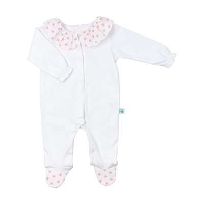 Babygrow de bebé branco, feito em algodão, com a gola e os pés rosa com estrelas brancas. Tem molas de pressão na frente.