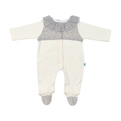 Vista de frente, sobre fundo branco, de babygrow creme em malha 100% Algodão com interior cardado. Gola de folho, encaixes no peito e nos pés em tecido estampado microflores em tons de verde, bordeaux e rosa velho. Abertura total à frente e no entrepernas com molas de pressão.