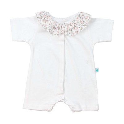 Babygrow branco para bebé com a perna e manga curta feito em malha de algodão, tem uma gola peter pan franzida em tecido de flores, abre totalmente à frente com molas escondidas, e no entrepernas com molas visíveis.