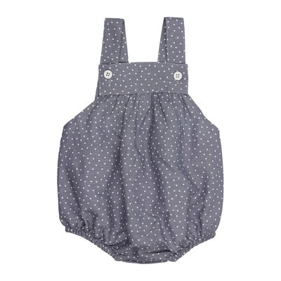 Fofo de bebé em linho de cor azul com bolas estampadas brancas, botões de massa brancos nas alças e molas de pressão no entre-pernas.