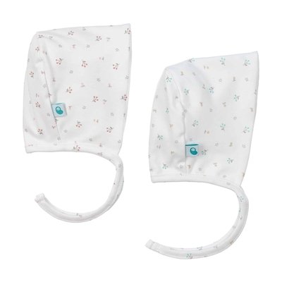 Dois modelos da touca para bebé feita em malha de algodão com padrão floral e forro branco. Aperta com fita na frente.