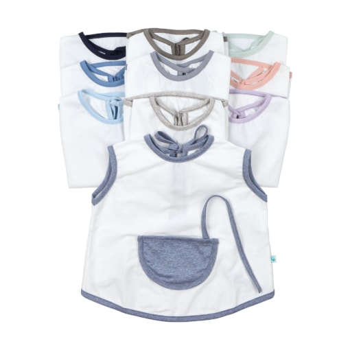 Dez variações do babete de vestir feita em turco impermeável branco para bebé, com bolso e debrum, ajustável para acompanhar o crescimento do bebé por muito tempo.