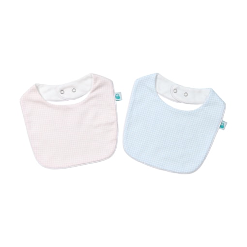 Babete vichy quadrada em malha de algodão. Aperta com molas. Pode lavar-se à máquina. Amorosa, protege o bebé dos pingos de leite e babas. Vista de frente nas duas cores - rosa e azul.