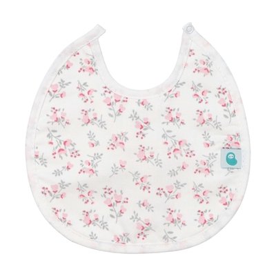 Vista de frente de babete flores rosa e cinzento, com etiqueta Bean colorida, que faz matchy matchy com o conjunto de cueiro, touca e porta chupetas no mesmo padrão. Molas abertas. Fundo branco.