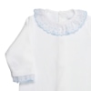 Pormenor da gola e punhos de babygrow de bebé em tecido de algodão branco com a gola e punhos azuis.