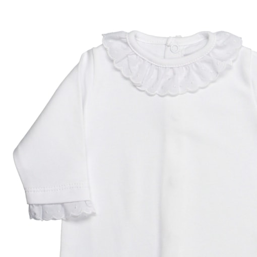 Pormenor da gola e punhos de babygrow de bebé em tecido de algodão branco com a gola e punhos brancos.