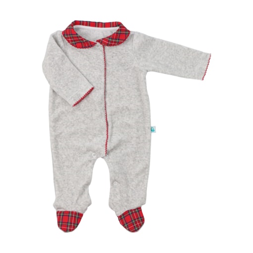 Babygrow cinzento em tecido laminado para bebé com gola e pés em padrão xadrez e uma picueta vermelha na frente com molas de pressão à toda frente e no entre-pernas.