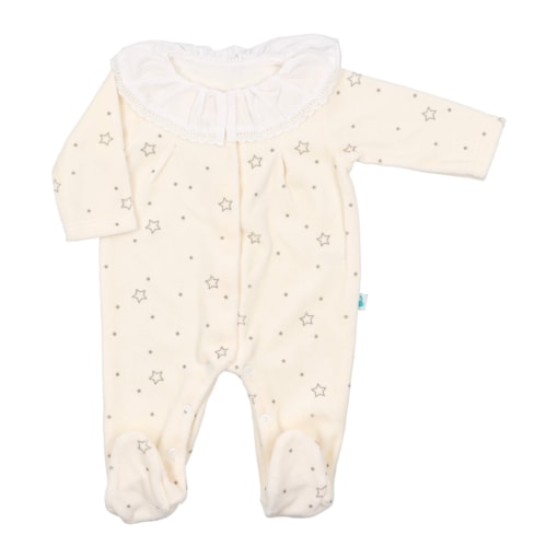 Babygrow de bebé pérola com estrelas estampadas e bola em tecido branco com renda.