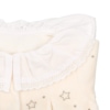 Pormenor da gola em tecido branco com renda de babygrow pijama de bebé de cor pérola.