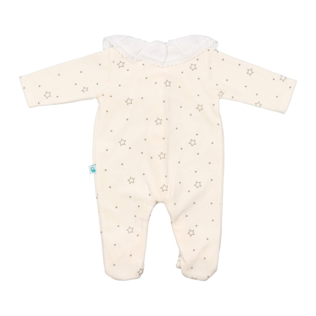 Vista de costas de babygrow de bebé pérola com estrelas estampadas e bola em tecido branco com renda.