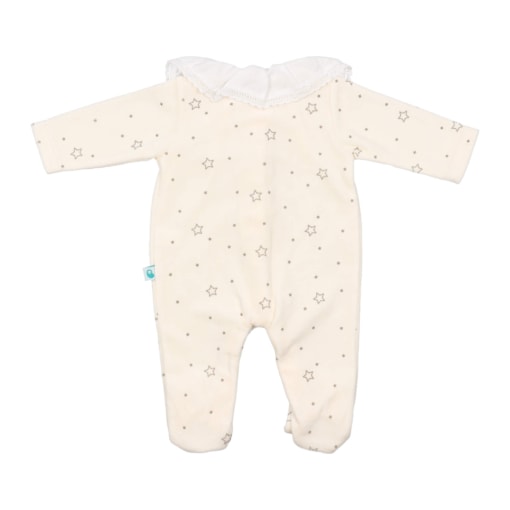 Vista de costas de babygrow de bebé pérola com estrelas estampadas e bola em tecido branco com renda.