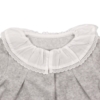 Gola em tecido branco de babygrow para bebé de cor cinzento.