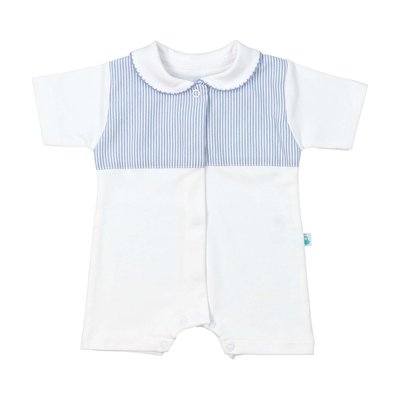 Babygrow para bebé em algodão de perna e manga curta com encaixe no peito em tecido de riscas azul oxford e branco, gola redonda com picueta azul inglês e molas de pressão à frente e no entre-pernas.