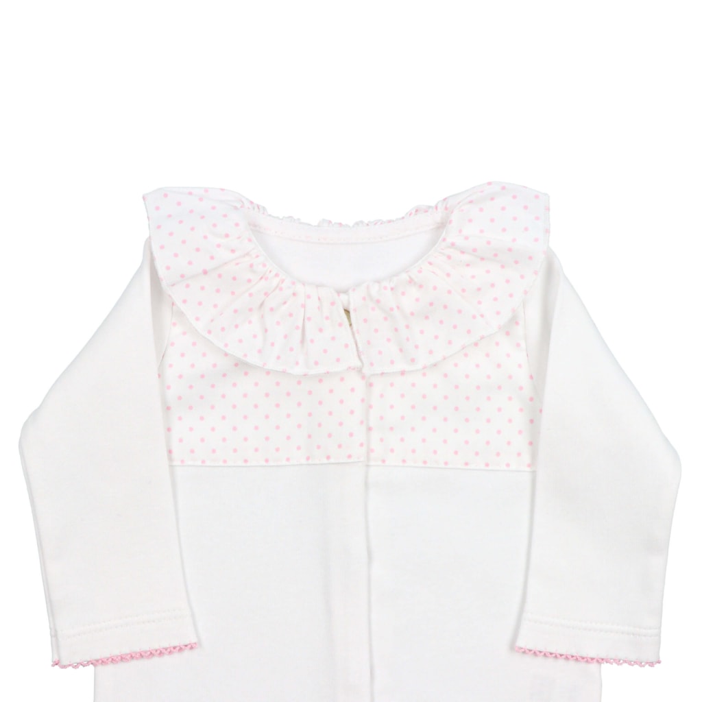Gola em tecido branco de um babygrow de bebé feito em algodão branco com pintas rosa.