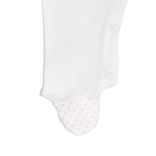 Perna e pé de bebygrow de bebé feito em algodão branco com pintas rosa.