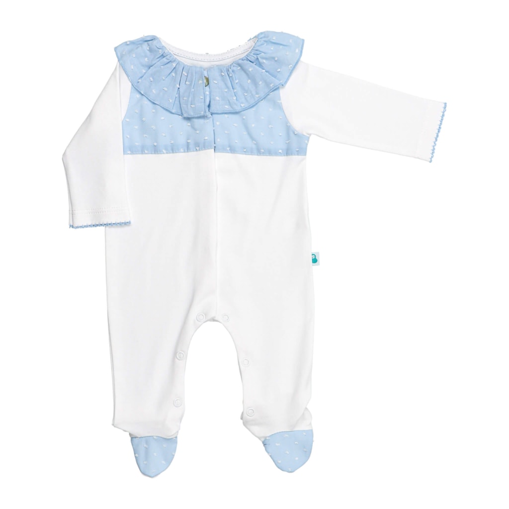 Babygrow de tecido branco 100% Algodão com gola, peito e os pés em tecido plumeti azul. Tem abertura total à frente e botões de pressão no entrepernas. 