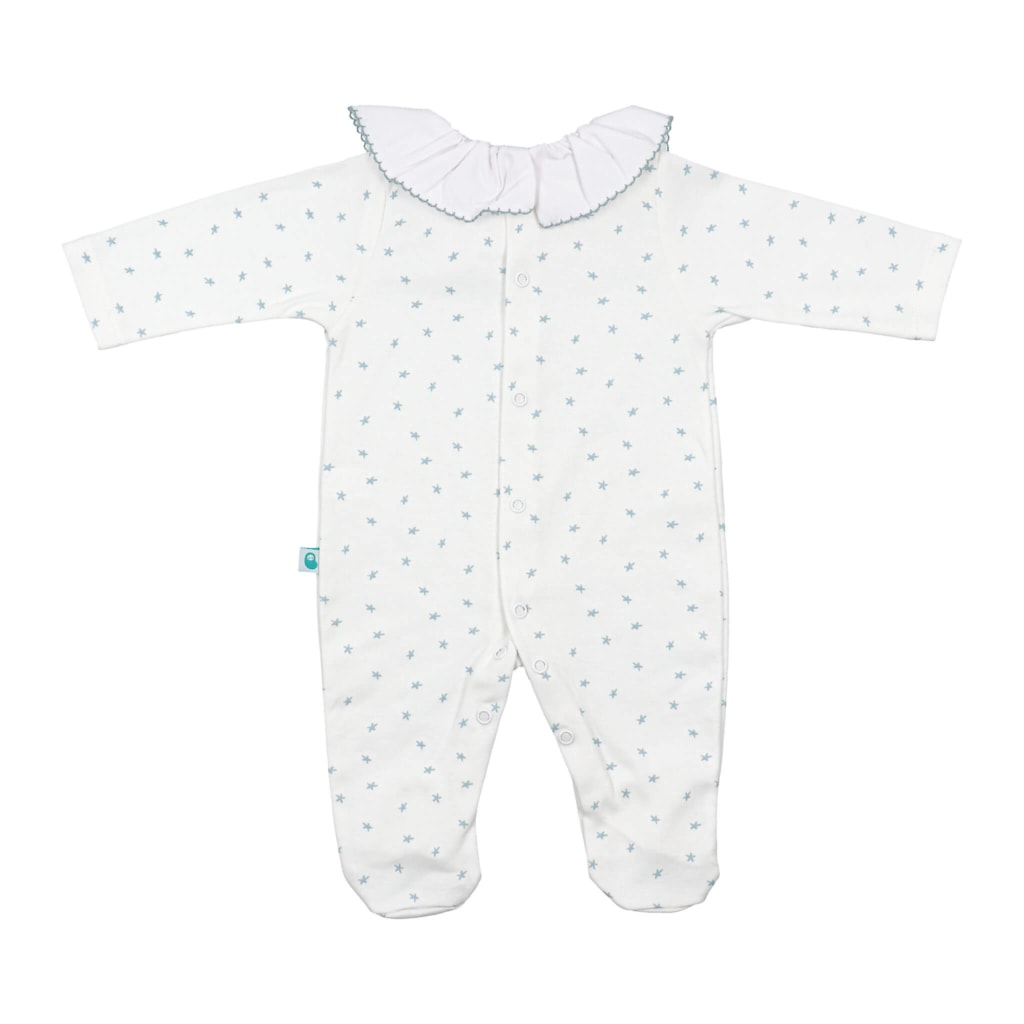 Costas de Babygrow e Pijama de bebé em branco cru com estrela azuis e gola de tecido.