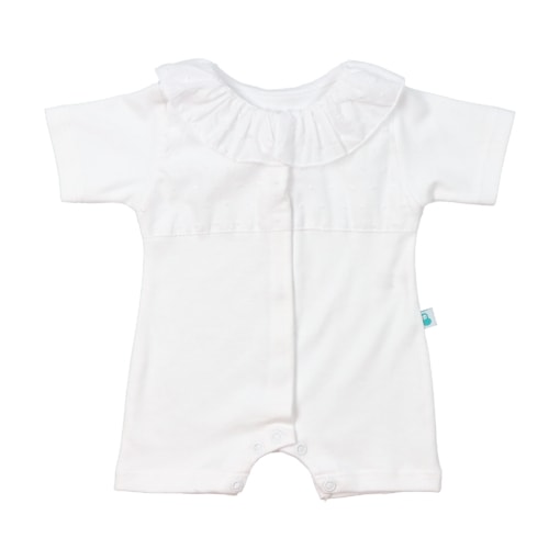 Babygrow branco para bebé com perna e manga curta feito em tecido de algodão, tem um encaixe no peite e gola de folho em tecido plumeti branco, abre totalmente à frente com molas escondidas, e no entrepernas com molas visíveis.
