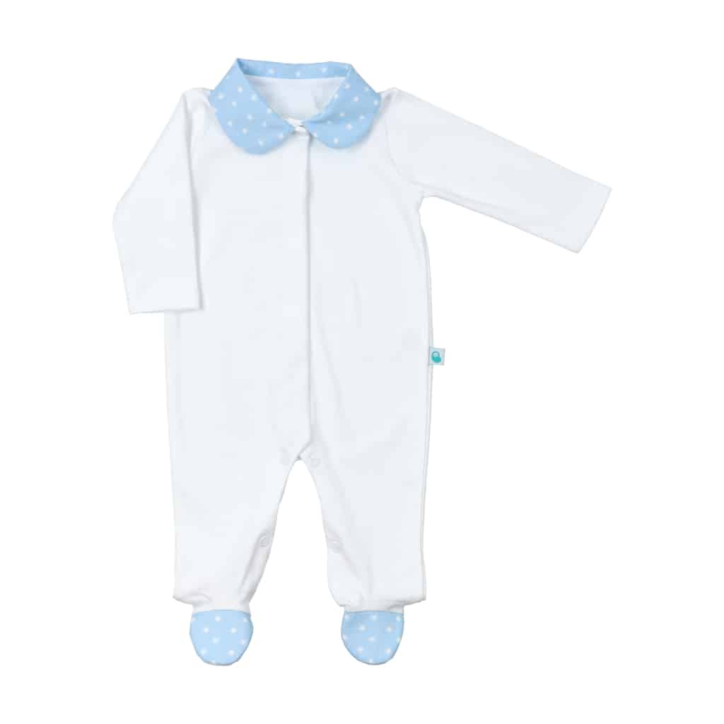 Babygrow branco com gola redonda e encaixe nos pés em tecido azul com estrelas brancas e molas de pressão à toda frente e no entre-pernas.
