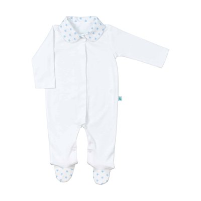 Babygrow branco com gola redonda e encaixe nos pés em tecido branco com estrelas azuis e molas de pressão à toda frente e no entre-pernas.