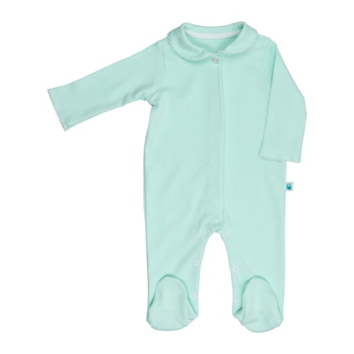 Babygrow verde feito em tecido 100% Algodão com gola redonda. Tem abertura total à frente com molas de pressão, escondidas no tecido, e um botão de madrepérola junto à gola. Tem um picueta branca nas mangas, na gola, e ao longo da abertura na frente.