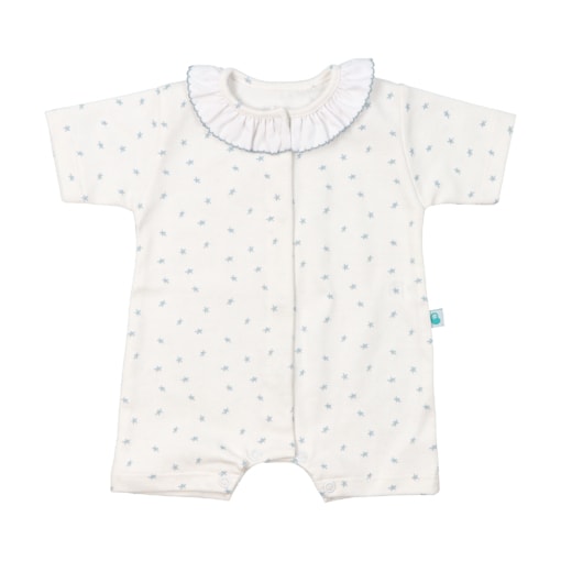 Babygrow para bebé em algodão de perna e manga curta com estampado de estrelas em azul inglês, gola de folho em tecido com picueta na mesma cor e molas de pressão à frente e no entre-pernas.