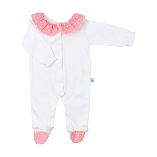 Babygrow de bebé branco, feito em algodão, com a gola e os pés rosa com estrelas brancas. Tem molas de pressão na frente.