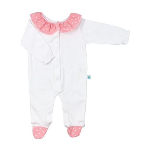Babygrow de bebé branco, feito em algodão, com a gola e os pés rosa com estrelas brancas. Tem molas de pressão na frente.