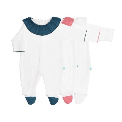 Conjunto de três babygrows de bebé feitos em tecido de algodão branco com a gola e pés em tecido plumeti de diversas cores. Tem também uma pequena picueta nas mangas a acompanhar a cor da gola e dos pés.