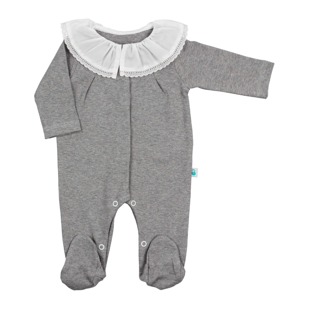 Babygrow de bebé em algodão de cor cinzenta com gola em tecido.