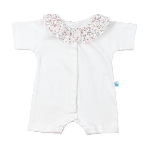 Babygrow branco para bebé com a perna e manga curta feito em malha de algodão, tem uma gola peter pan franzida em tecido de flores, abre totalmente à frente com molas escondidas, e no entrepernas com molas visíveis.