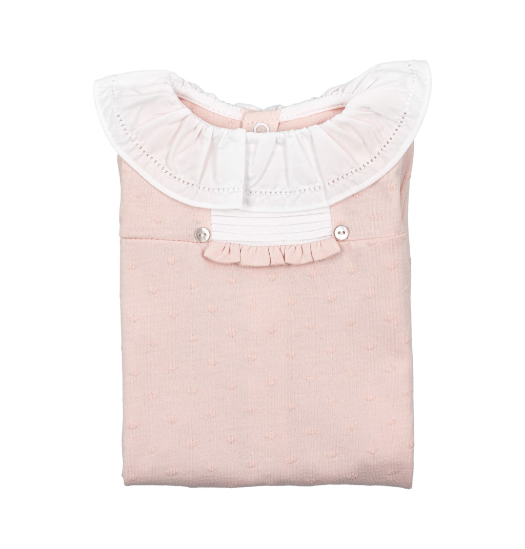 Babygrow de bebé dobrado rosa com bolinhas em relevo e gola em tecido.