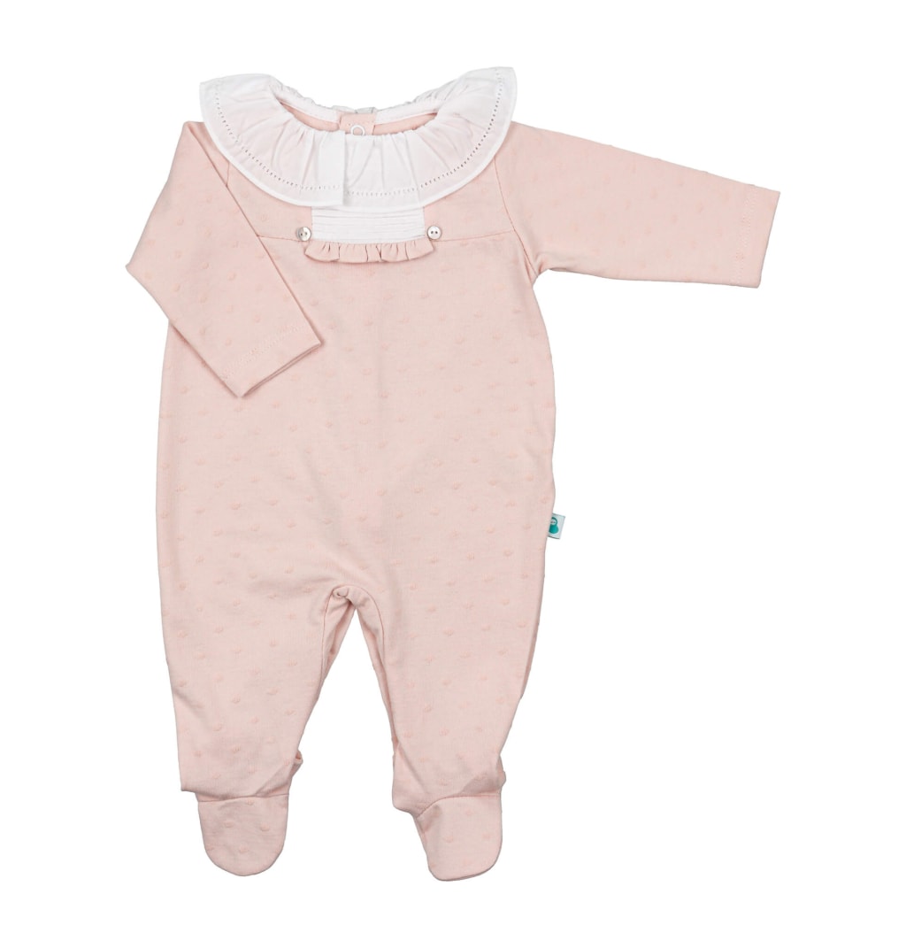 Babygrow de bebé rosa com bolinhas em relevo e gola em tecido.