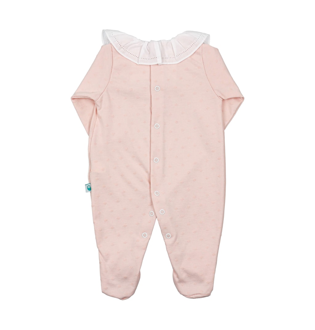 Vista de costas de babygrow de bebé rosa com bolinhas em relevo e gola em tecido.