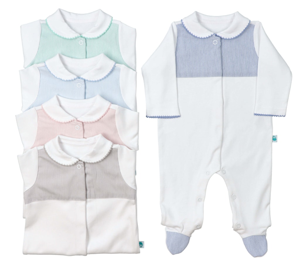 Conjunto de cinco babygrows para bebés brancos, com gola, encaixe no peito e os pés em tecido às riscas com relevo de várias cores, um azul claro, outro azul marinho, um rosa, um cinzento e um em verde claro.