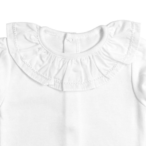 Gola de body de bebé branco em bainha aberta.