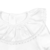 Gola de body de bebé em tecido com bordado inglês.