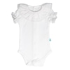 Body para bebé branco de manga curta com uma gola em bordado inglês. Tem bordado inglês nas mangas que são em balão. É feito em algodão.