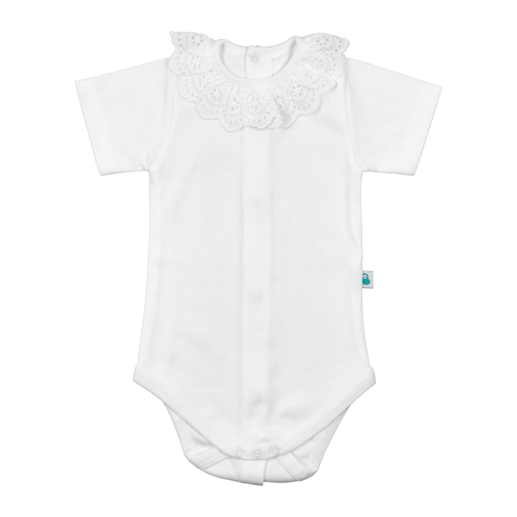 Body de bebé branco com manga curta e gola em bordado inglês.