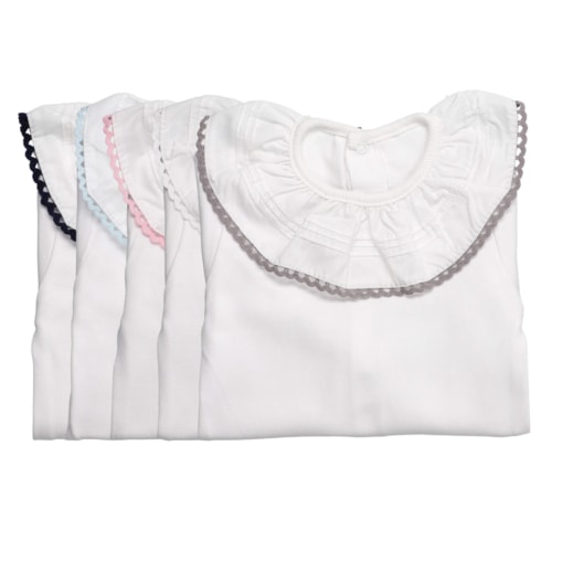 Conjunto de quatro bodies de bebé com gola em renda.