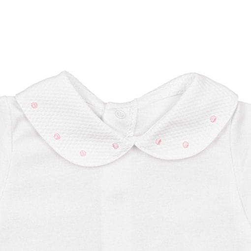 Gola de body de bebé branco em tecido piquet com bolas de cor rosa.