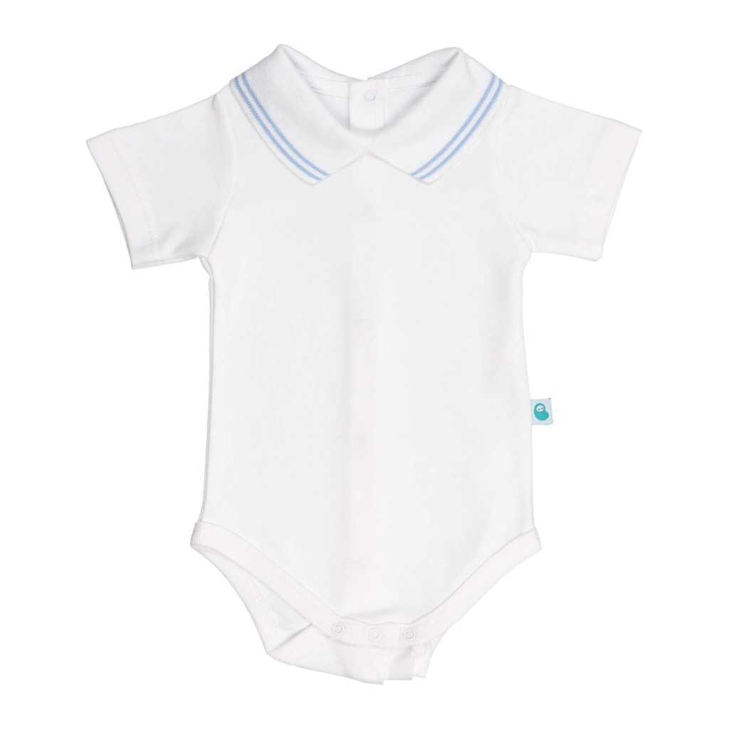 Body para bebé branco de manga curta com a gola em polo branca com duas riscas azul claro. Abre nas costas e no entrepernas com molas de pressão.