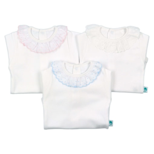 Bodies de bebé com gola em renda espanhola de cor branca, azul claro e rosa claro.