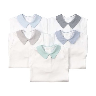 Conjunto de cinco bodies para bebé brancos com gola em bico às riscas de diversas cores.