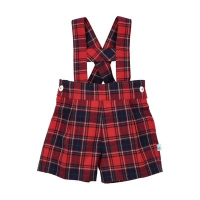 Calções de bebé tirolês com padrão xadrez vermelho e azul marinho. Destaques de texto salientam algumas características: 100% algodão; forro interior; alças à tirolesa à frente; botões dos lados e elástico atrás.