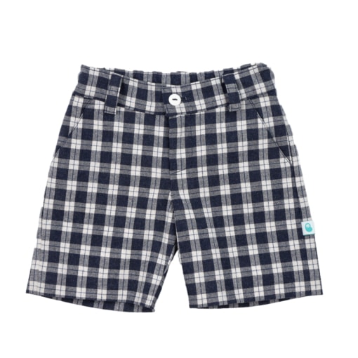 Calções em tecido vaiela muito macia e ligeiramente cardada, ao xadrez azul e branco cru, com forro interior em tecido branco de algodão. Aperta à frente com botão e fecho de correr. Tem dois bolsos de lado e um bolso decorativo estilo chino atrás.